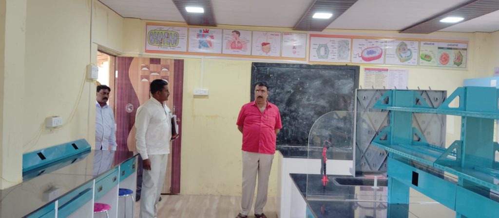 न्यू इंग्लिश स्कूल,गोकुळ-धावडे विद्यालयास मोरणा प्रसारक मंडळ मरळीचे अध्यक्ष मा.श्री.रविराज देसाई [दादा] यांची भेट. 