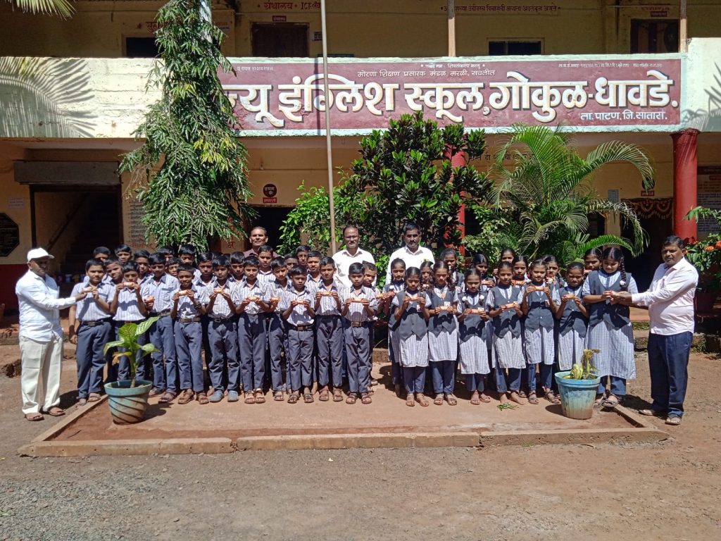 मा. आदित्यराज देसाई दादा यांच्या वाढदिवसानिमित्त विद्यालयात खाऊ वाटप