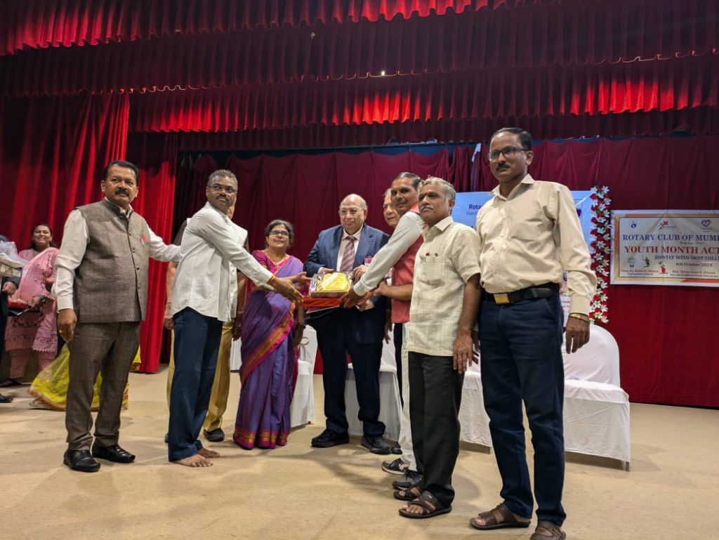 श्री शिंदे टी. व्ही. नेशन बिल्डर पुरस्काराने सन्मानित