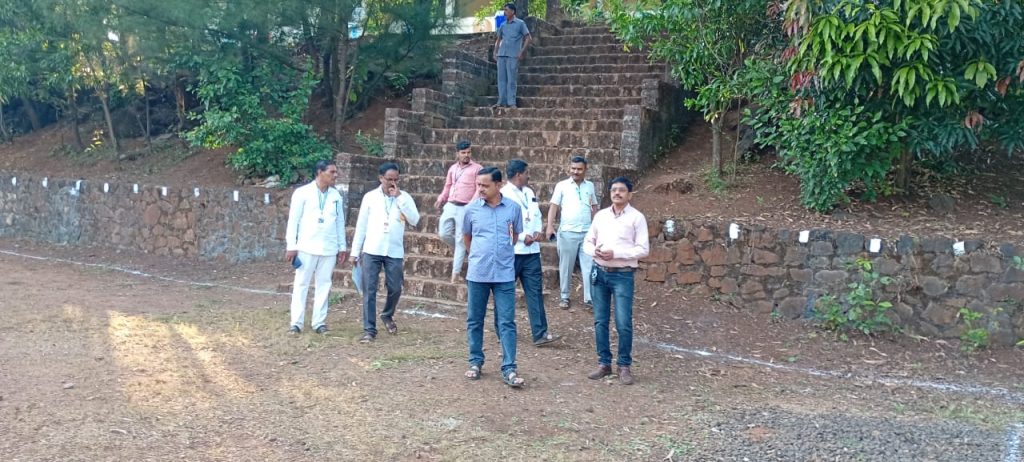 स्वच्छ व हरित विद्यालय मूल्यांकनासाठी जिल्हास्तरीय समितीची न्यू इंग्लिश स्कूल, गोकुळ-धावडे विद्यालयास भेट