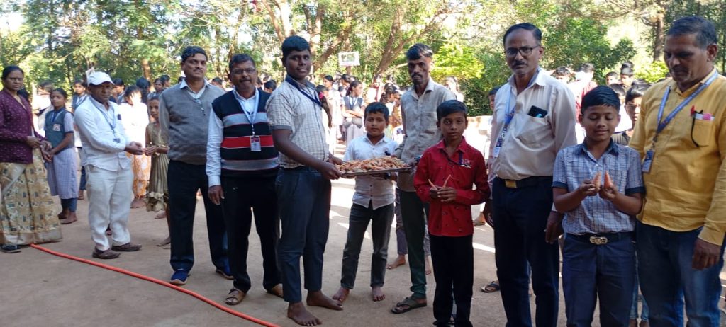 🥕 न्यू इंग्लिश स्कूल, गोकुळ-धावडे विद्यालयामध्ये प्रधानमंत्री पोषण शक्ती योजनेतून विद्यार्थ्यांच्या दृष्टी व आरोग्यासाठी गाजर वाटप! 🥕