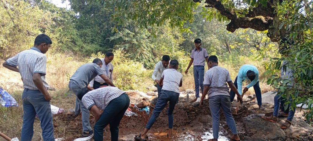 न्यू इंग्लिश स्कूल, गोकुळ धावडेच्या ‘इको क्लब’चा स्तुत्य उपक्रम; श्रमदानातून उभारला वनराई बंधारा.