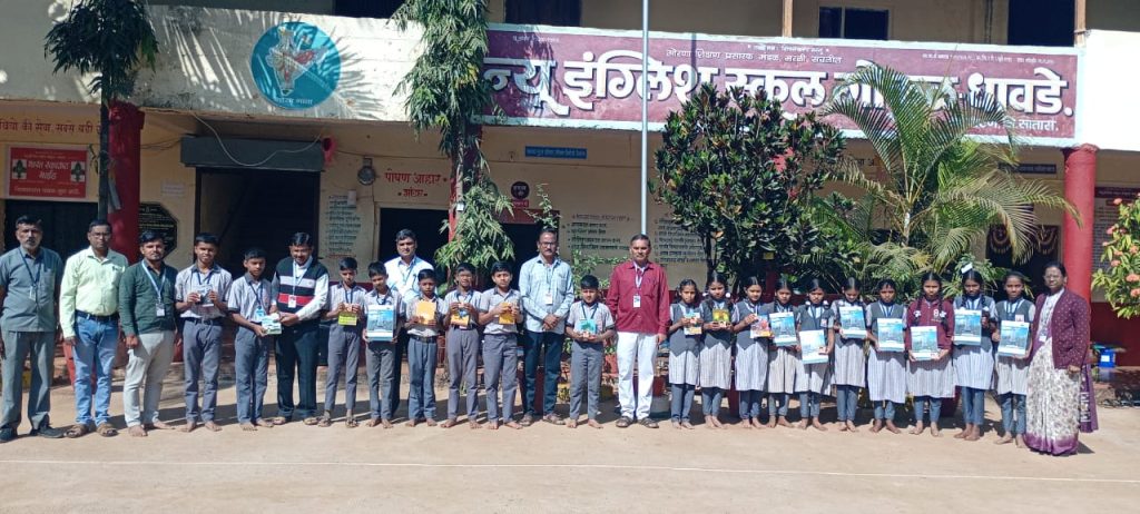 ॲड.मा.श्री.. जयराज देसाई(दादा) यांच्या वाढदिवसानिमित्त विद्यालयातील विदयार्थ्यांना शालेय साहित्य व खाऊ वाटप.