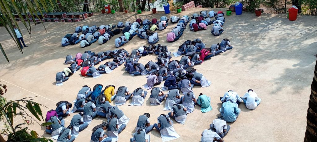 न्यू इंग्लिश स्कूल गोकुळ धावडे विद्यालयाच्या विद्यार्थ्यांनी  मानवी साखळीतून दिला मतदार जनजागृतीचा अनोखा संदेश.