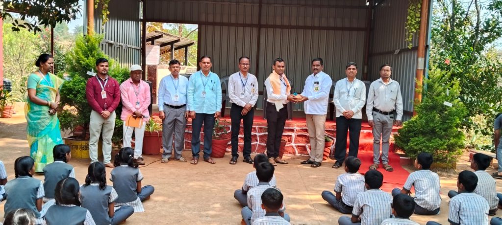 स्वच्छ व हरित विद्यालय मूल्यांकनासाठी केंद्रीय स्तरीय सदस्य मा. श्री. अजय सोनवणे यांची विद्यालयास भेट.
