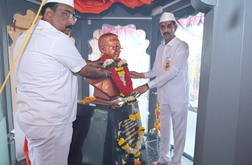 लोकनेते बाळासाहेब देसाई शिक्षण व उद्योग समूहाचे संस्थापक अध्यक्ष स्व.शिवाजीराव देसाई उर्फ आबासाहेब यांच्या अर्धाकृती पुतळ्याचे अनावरण